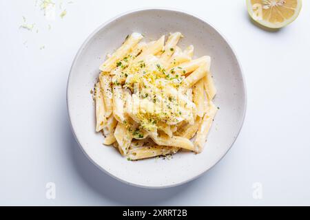 Pâtes crémeuses au citron avec des flocons de Chili dans un bol blanc, vue de dessus. Banque D'Images