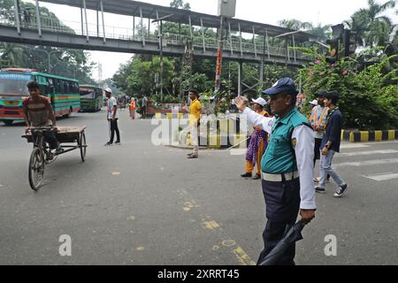 Dhaka, Bangladesh. 12 août 2024. Le personnel de police contrôle la circulation à un carrefour routier après que la police bangladaise a repris ses fonctions, à Dhaka le 12 août 2024. La police bangladaise a repris lundi les patrouilles dans la capitale Dhaka, mettant fin à une grève d'une semaine qui a laissé un vide juridique et de l'ordre après l'éviction brutale de l'ancien premier ministre autocratique Sheikh Hasina photo de Habibur Rahman/ABACAPRESS. COM Credit : Abaca Press/Alamy Live News Banque D'Images