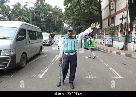 Dhaka, Bangladesh. 12 août 2024. Le personnel de police contrôle la circulation à un carrefour routier après que la police bangladaise a repris ses fonctions, à Dhaka le 12 août 2024. La police bangladaise a repris lundi les patrouilles dans la capitale Dhaka, mettant fin à une grève d'une semaine qui a laissé un vide juridique et de l'ordre après l'éviction brutale de l'ancien premier ministre autocratique Sheikh Hasina photo de Habibur Rahman/ABACAPRESS. COM Credit : Abaca Press/Alamy Live News Banque D'Images