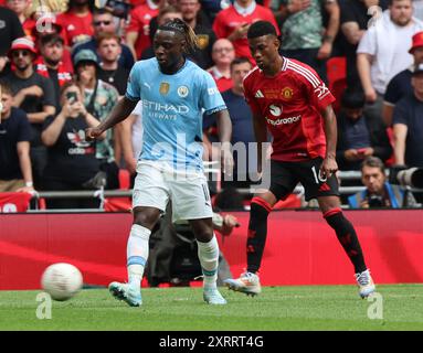 Londres, Royaume-Uni. 10 août 2024. LONDRES, ANGLETERRE - 10 AOÛT : Jeremy Doku de Manchester City et Amad Diallo de Manchester United en action lors du FA Community Shield entre Manchester City et Manchester United au stade de Wembley le 10 août 2024 à Londres, Angleterre. Crédit : action Foto Sport/Alamy Live News Banque D'Images