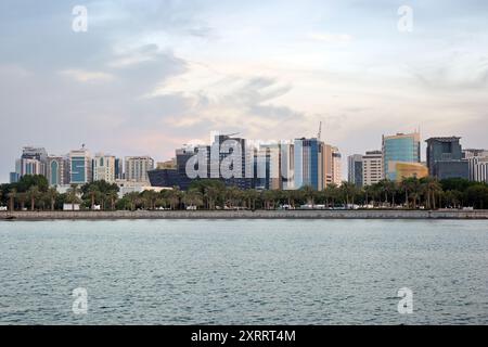 Vue sur Doha Skyline depuis MIA Park Doha Qatar Banque D'Images