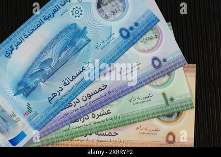 Emirats Arabes Unis nouveaux billets en polymère de 500, 50, 10 et 5 dirhams sur fond noir Banque D'Images