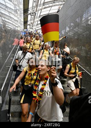 Cologne, Allemagne. 12 août 2024. Les athlètes de l'équipe olympique d'Allemagne sont accueillis à la gare après leur retour des Jeux Olympiques de Paris. Crédit : Roberto Pfeil/dpa/Alamy Live News Banque D'Images