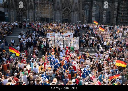 Cologne, Allemagne. 12 août 2024. Les athlètes allemands seront reçus devant la cathédrale de Cologne après leur arrivée à la gare centrale de Cologne le jour de leur départ après la conclusion des Jeux Olympiques. Crédit : Sebastian Kahnert/dpa/Alamy Live News Banque D'Images