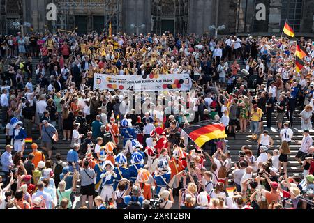 Cologne, Allemagne. 12 août 2024. Les athlètes allemands seront reçus devant la cathédrale de Cologne après leur arrivée à la gare centrale de Cologne le jour de leur départ après la conclusion des Jeux Olympiques. Crédit : Sebastian Kahnert/dpa/Alamy Live News Banque D'Images