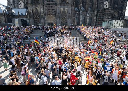 Cologne, Allemagne. 12 août 2024. Les athlètes allemands seront reçus devant la cathédrale de Cologne après leur arrivée à la gare centrale de Cologne le jour de leur départ après la conclusion des Jeux Olympiques. Crédit : Sebastian Kahnert/dpa/Alamy Live News Banque D'Images