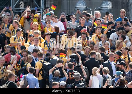 Cologne, Allemagne. 12 août 2024. Les athlètes allemands seront reçus devant la cathédrale de Cologne après leur arrivée à la gare centrale de Cologne le jour de leur départ après la conclusion des Jeux Olympiques. Crédit : Sebastian Kahnert/dpa/Alamy Live News Banque D'Images