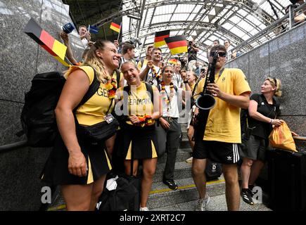 Cologne, Allemagne. 12 août 2024. Les athlètes de l'équipe olympique d'Allemagne sont accueillis à la gare après leur retour des Jeux Olympiques de Paris. Crédit : Roberto Pfeil/dpa/Alamy Live News Banque D'Images