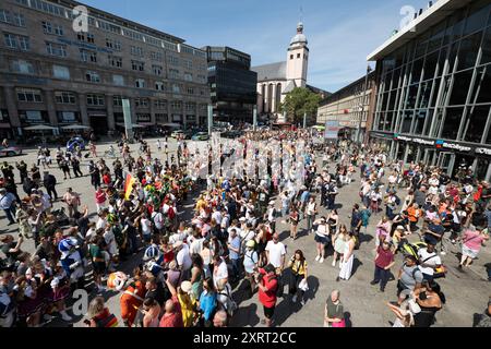 Cologne, Allemagne. 12 août 2024. Les athlètes allemands seront reçus devant la cathédrale de Cologne après leur arrivée à la gare centrale de Cologne le jour de leur départ après la conclusion des Jeux Olympiques. Crédit : Sebastian Kahnert/dpa/Alamy Live News Banque D'Images