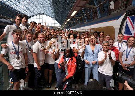 Les membres du Team GB arrivent en Eurostar dans la gare ferroviaire de Londres préparPancras International après avoir participé aux Jeux Olympiques de Paris en 2024 en France. Date de la photo : lundi 12 août 2024. Banque D'Images