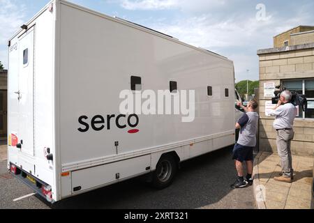 Une fourgonnette de prison qui transporte Lucy Connolly, épouse du conseiller conservateur Raymond Connolly du West Northamptonshire, arrive à Northampton Crown court où Mme Connolly comparaît accusée d'un chef d'accusation de publication de documents écrits pour attiser la haine raciale, sur un tweet appelant à des attaques contre les demandeurs d'asile. Date de la photo : lundi 12 août 2024. Banque D'Images