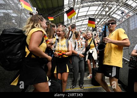 Cologne, Allemagne. 12 août 2024. André Schnura (R), saxophoniste, joue à l'arrivée des athlètes de l'équipe olympique d'Allemagne à la gare centrale de Cologne après leur retour des Jeux Olympiques de Paris. Crédit : Roberto Pfeil/dpa/Alamy Live News Banque D'Images