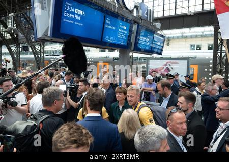 Cologne, Allemagne. 12 août 2024. Henriette Reker (M), maire de la ville de Cologne, accueille les athlètes allemands, leurs entraîneurs et leur personnel de soutien à la gare centrale de Cologne le jour de leur départ à la fin des Jeux Olympiques. Crédit : Sebastian Kahnert/dpa/Alamy Live News Banque D'Images