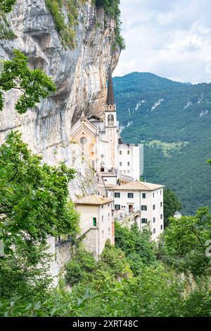 Belle vue sur le sanctuaire de la Madonna della Corona : monastère et église sur une falaise verticale abrupte près du village de Spiazzi dans les Alpes italiennes Banque D'Images