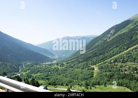 Belle vue panoramique sur une vallée à la frontière de la France et de l'Espagne dans les Pyrénées, vue depuis la route du col de Puymorens (Col de P Banque D'Images