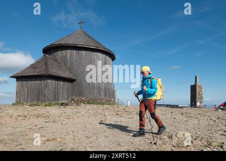 Homme actif moyen âge randonnée au sommet de la montagne Snezka frontière tchèque polonaise randonnée Krkonose Banque D'Images