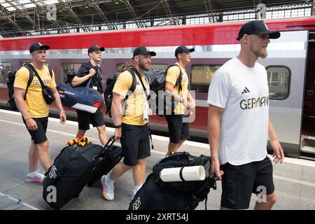 Cologne, Allemagne. 12 août 2024. Les athlètes allemands Jacob Schopf (gauche-droite), Max Lemke, Tom Liebscher-Lucz et Tim Hecker à leur arrivée à la gare centrale de Cologne le jour de leur départ après la clôture des Jeux Olympiques de 2024 à Paris. Crédit : Sebastian Kahnert/dpa/Alamy Live News Banque D'Images