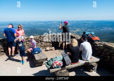Les gens se reposant sur le sommet de la montagne Sniezka Pologne touristes Banque D'Images