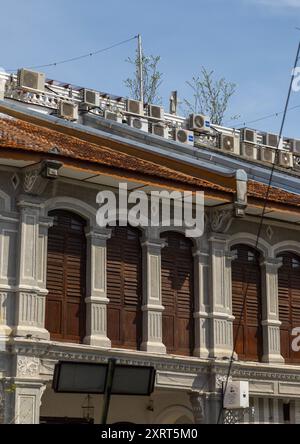 Maison du patrimoine avec climatiseurs dans la vieille ville du patrimoine mondial de l'UNESCO, île de Penang, George Town, Malaisie Banque D'Images