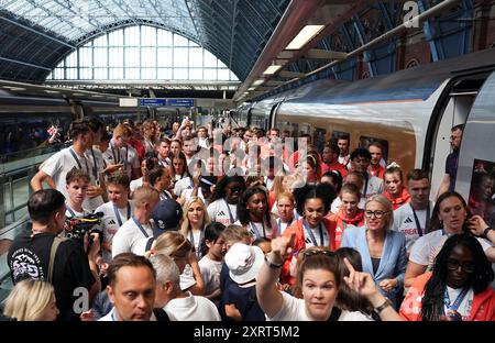 Les membres du Team GB arrivent en Eurostar dans la gare ferroviaire de Londres préparPancras International après avoir participé aux Jeux Olympiques de Paris en 2024 en France. Date de la photo : lundi 12 août 2024. Banque D'Images