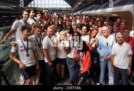 Les membres du Team GB arrivent en Eurostar dans la gare ferroviaire de Londres préparPancras International après avoir participé aux Jeux Olympiques de Paris en 2024 en France. Date de la photo : lundi 12 août 2024. Banque D'Images