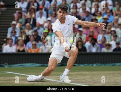 Joueur de tennis espagnol Carlos Alcaraz en action aux championnats de Wimbledon 2024, Londres, Angleterre. Banque D'Images