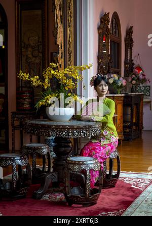 Jeune femme chinoise vêtue de vêtements traditionnels dans le manoir de Pinang Peranakan, île de Penang, George Town, Malaisie Banque D'Images
