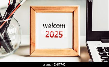 Un cadre décoratif affiche welcom 2025 dans un cadre de bureau contemporain, symbolisant l'optimisme et les aspirations pour la nouvelle année. Banque D'Images