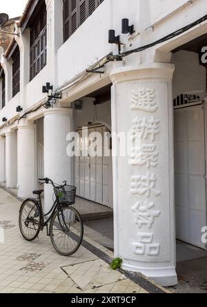 Ancienne colonne de magasin avec écriture chinoise dans la zone du patrimoine mondial de l'UNESCO, île de Penang, George Town, Malaisie Banque D'Images