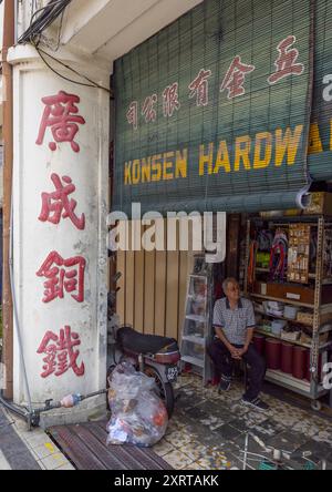 Ancienne colonne de magasin en acier avec écriture chinoise dans la zone du patrimoine mondial de l'UNESCO, île de Penang, George Town, Malaisie Banque D'Images