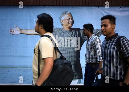 Dhaka, Dhaka, Bangladesh. 12 août 2024. La photo de Muhammad Yunus, lauréat du prix Nobel et conseiller en chef du gouvernement actuel du Bangladesh, sur le mur du bureau de la Grameen Bank à Mirpur, Dhaka. La photo semble qu'il est impatient d'établir un état juste et beau en embrassant tout le monde avec un sourire. (Crédit image : © Syed Mahabubul Kader/ZUMA Press Wire) USAGE ÉDITORIAL SEULEMENT! Non destiné à UN USAGE commercial ! Banque D'Images