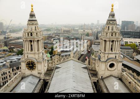 Londres, Angleterre, Royaume-Uni. 08 septembre 2010 : vue aérienne de la cathédrale Saint Paul et de Londres par temps nuageux. Banque D'Images