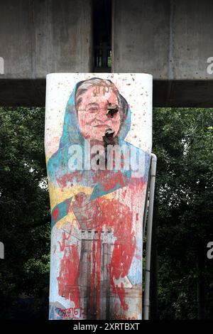 Dhaka, Dhaka, Bangladesh. 12 août 2024. Les étudiants ont accroché des guirlandes faites de chaussures sur la photo du dictateur Sheikh Hasina sur le pilier du Metrorail de l'Université de Dhaka. (Crédit image : © Syed Mahabubul Kader/ZUMA Press Wire) USAGE ÉDITORIAL SEULEMENT! Non destiné à UN USAGE commercial ! Banque D'Images