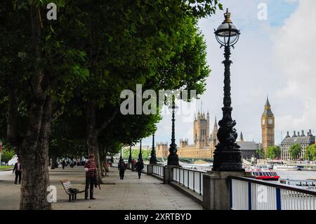 Londres, Angleterre, Royaume-Uni. 07 septembre 2010 : les gens marchent le long de la rive sud de la Tamise, avec vue sur Big Ben et les chambres du Parlement, Banque D'Images