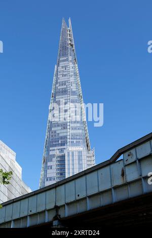 Londres - 06 10 2022 : London Underground Bridge et le gratte-ciel Shard Banque D'Images