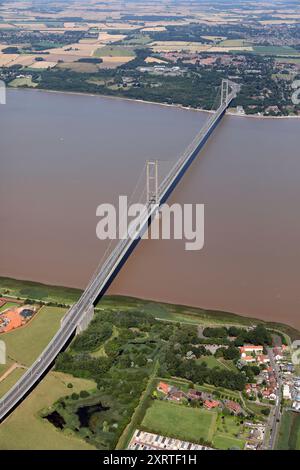 Vue aérienne du pont Humber, le pont suspendu le plus long du monde, depuis la rive sud du Humber en regardant vers le nord Banque D'Images