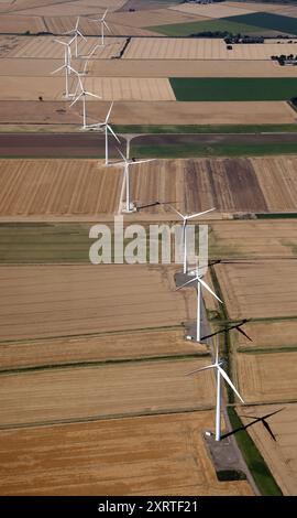 Vue aérienne d'une ligne de trubines éoliennes près des villages de Sandtoft & Epworth, North Lincolnshire, Royaume-Uni Banque D'Images