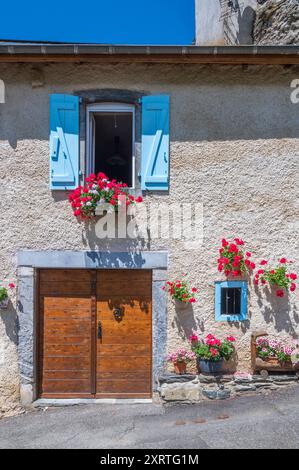 Ferme traditionnelle dans le village Pyrénées d'AAS, Béarn, France Banque D'Images