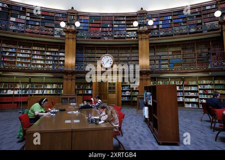 Vue générale (GV) de la salle de lecture Picton à l'intérieur de la bibliothèque centrale et du bureau d'enregistrement de Liverpool, en Grande-Bretagne. Image prise le 5 août 2024. © Banque D'Images