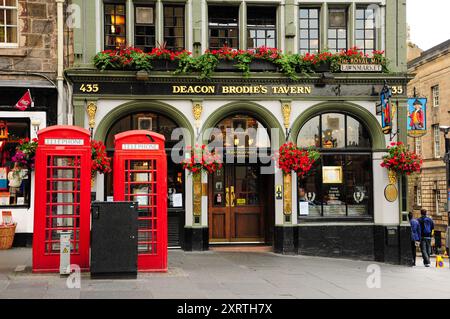 Deacon Brodie's Tavern situé sur le Royal Mile d'Édimbourg. Banque D'Images