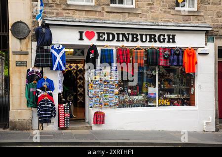 Boutique de souvenirs touristiques sur le Royal Mile d'Édimbourg présentant des souvenirs et des vêtements écossais. Banque D'Images