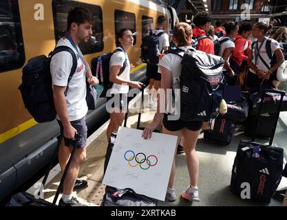 Les membres du Team GB arrivent en Eurostar dans la gare ferroviaire de Londres préparPancras International après avoir participé aux Jeux Olympiques de Paris en 2024 en France. Date de la photo : lundi 12 août 2024. Banque D'Images