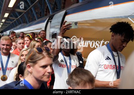 Les membres du Team GB arrivent en Eurostar dans la gare ferroviaire de Londres préparPancras International après avoir participé aux Jeux Olympiques de Paris en 2024 en France. Date de la photo : lundi 12 août 2024. Banque D'Images