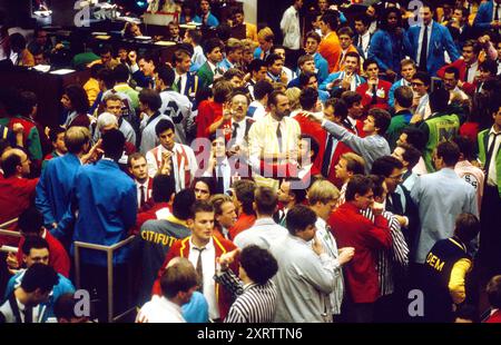 LIFFE, London International Financial futures Exchange. C'était tout le commerce pré-informatique, et c'est là que les transactions ont été conclues, les dérivés, les options et les futures ont été achetés et vendus en criant à travers la salle des marchés au courant du 'Bear Pit' et en faisant des gestes frénétiques. Ils portaient des vestes de différentes couleurs pour que les collègues puissent se faire plaisir dans la frénésie d'une journée de travail. Ville de Londres, Angleterre 12 octobre 1990 1990s Royaume-Uni HOMER SYKES Banque D'Images