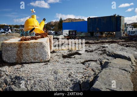 Bouées marines jaune vif, casiers à homard, cordes et autres équipements divers, entreposés dans la cour des bateaux et la marina à Arisaig, Lochaber, Invernes-Shire, Écosse Banque D'Images