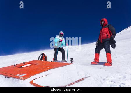 Les grimpeurs se tiennent à une altitude de 5 000 mètres au-dessus du niveau de la mer près d'un chat des neiges cassé qui a coulé dans un glacier Banque D'Images