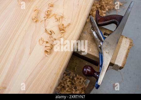 Neal Hathaway, menuisier et fabricant de meubles en bois, la création d'une planche de surf pour l'alésage du bras Severn. Banque D'Images