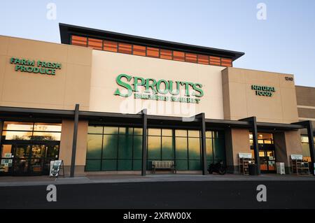 Une vue extérieure à angle bas d'un magasin Sprouts Farmers Market et son enseigne à East Mesa, Arizona Banque D'Images