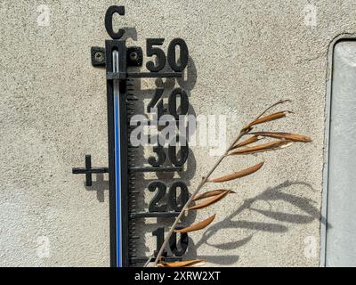 Via del Garda, Salionze. 12 août 2024. Conditions de canicule dans le nord de l'Italie en même temps que la canicule actuelle au Royaume-Uni. Les températures dans le nord de l'Italie ont atteint 46°C en fin d'après-midi dans le village de Salzione près du lac de Garde. Crédit : james jagger/Alamy Live News Banque D'Images