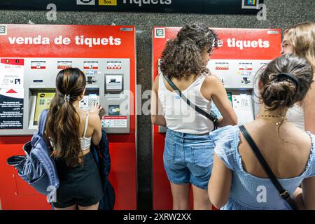 Barcelone Espagne, Catalogne Catalunya, métro station de métro, transports en commun, intérieur, ligne L2 de la Sagrada Familia, en utilisant l'achat, billet Banque D'Images